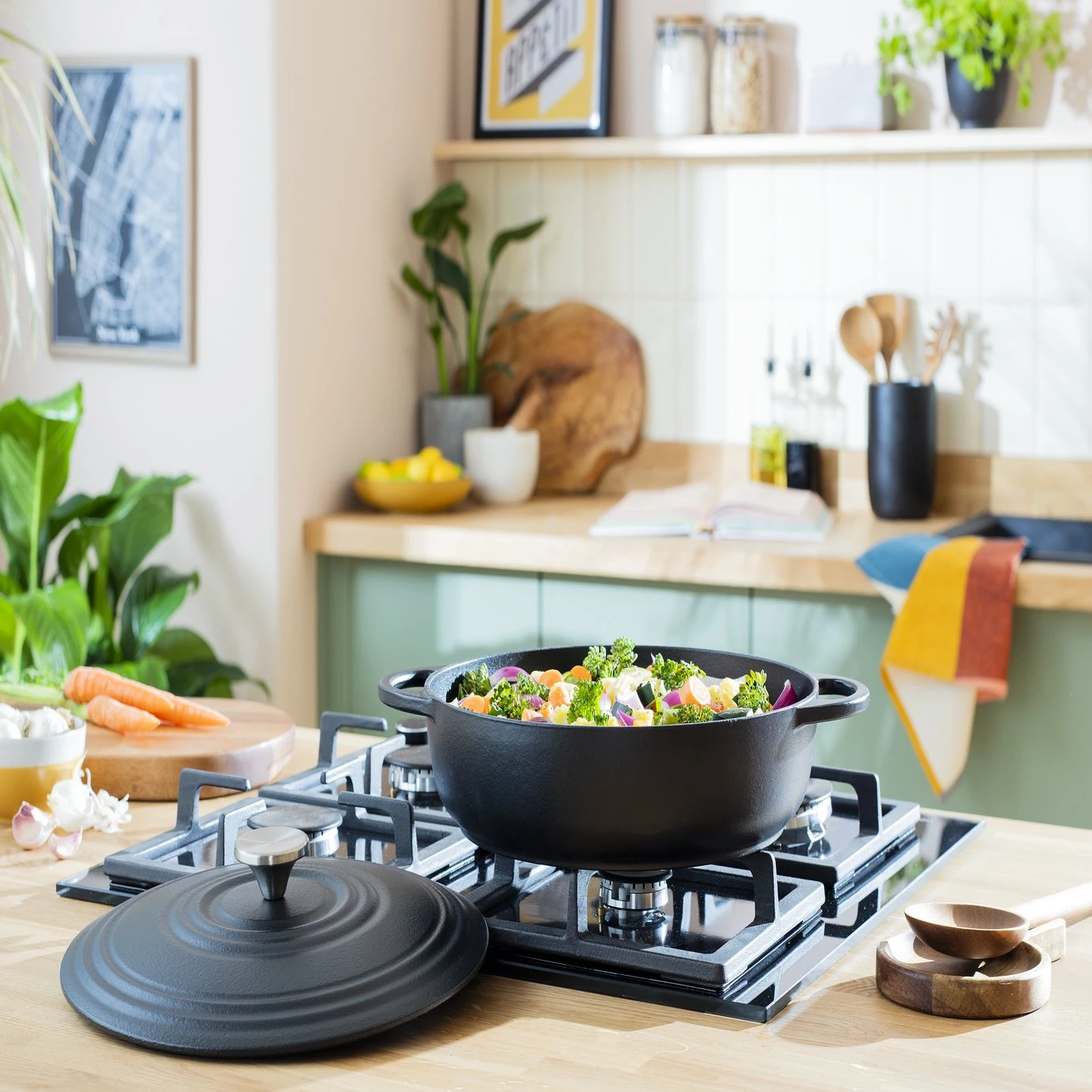 Habitat 4 Litre Shallow Cast Iron Casserole Dish - Black 4 Habitat 4 Litre Shallow Cast Iron Casserole Dish - Black - Image 2