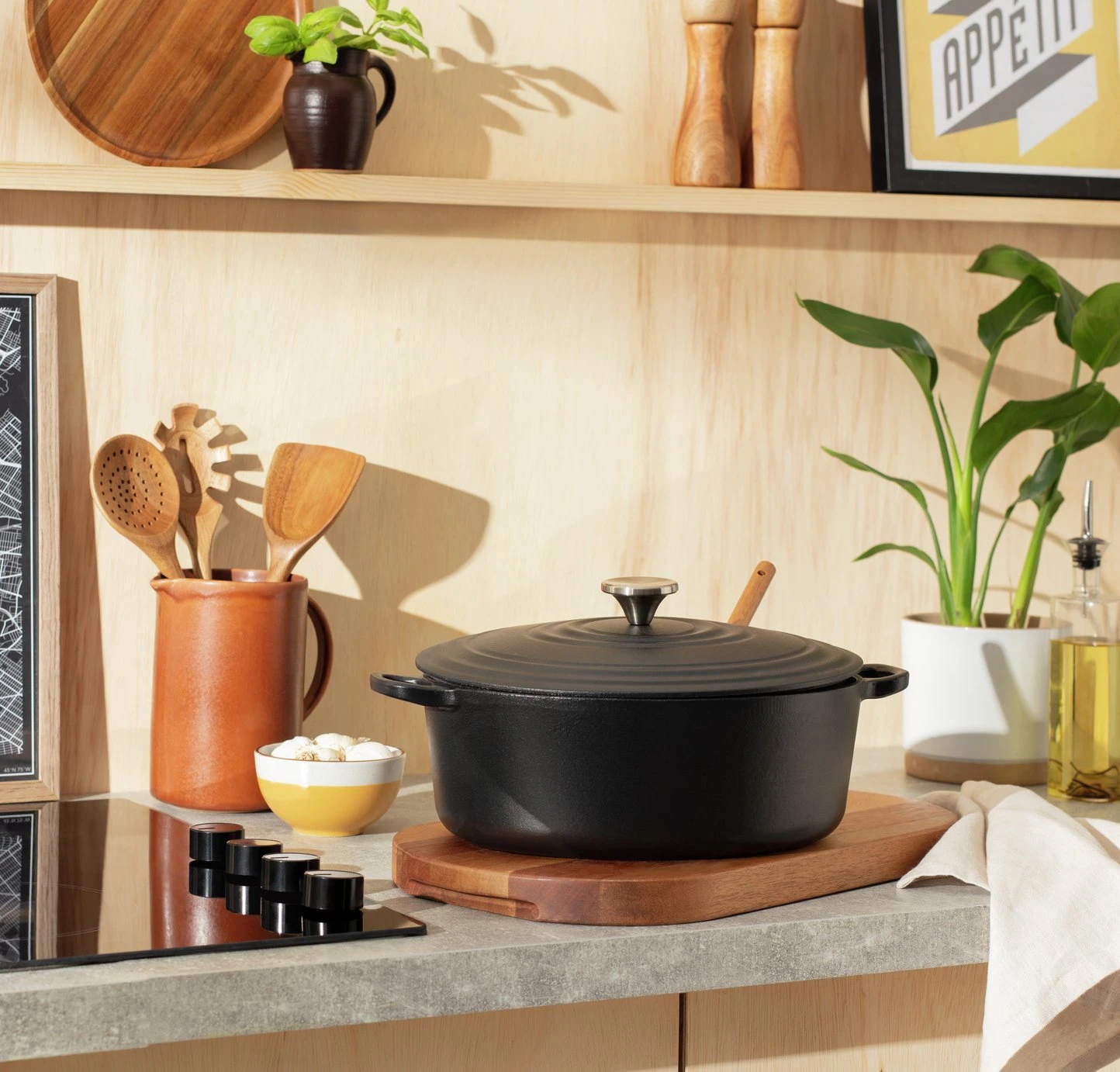 Habitat 4.7 Litre Oval Cast Iron Casserole Dish - Black 4 Habitat 4.7 Litre Oval Cast Iron Casserole Dish - Black - Image 2