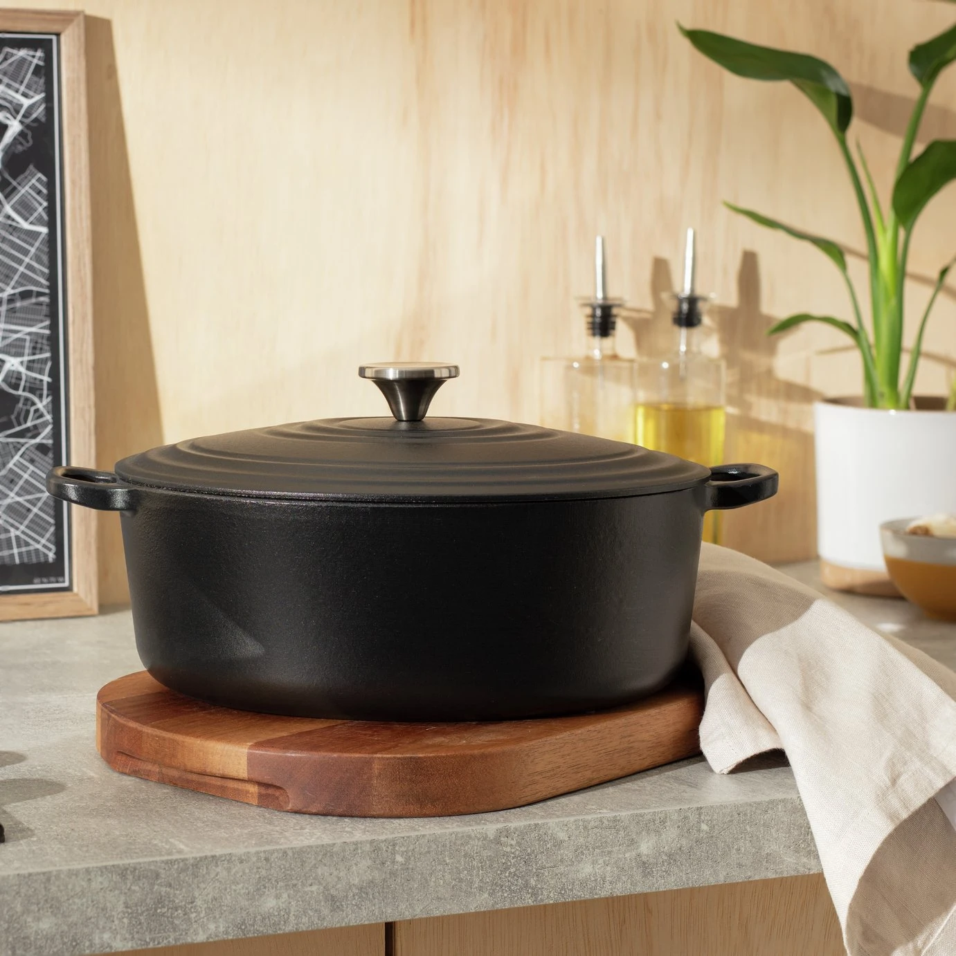 Habitat 4.7 Litre Oval Cast Iron Casserole Dish - Black 8 Habitat 4.7 Litre Oval Cast Iron Casserole Dish - Black - Image 6