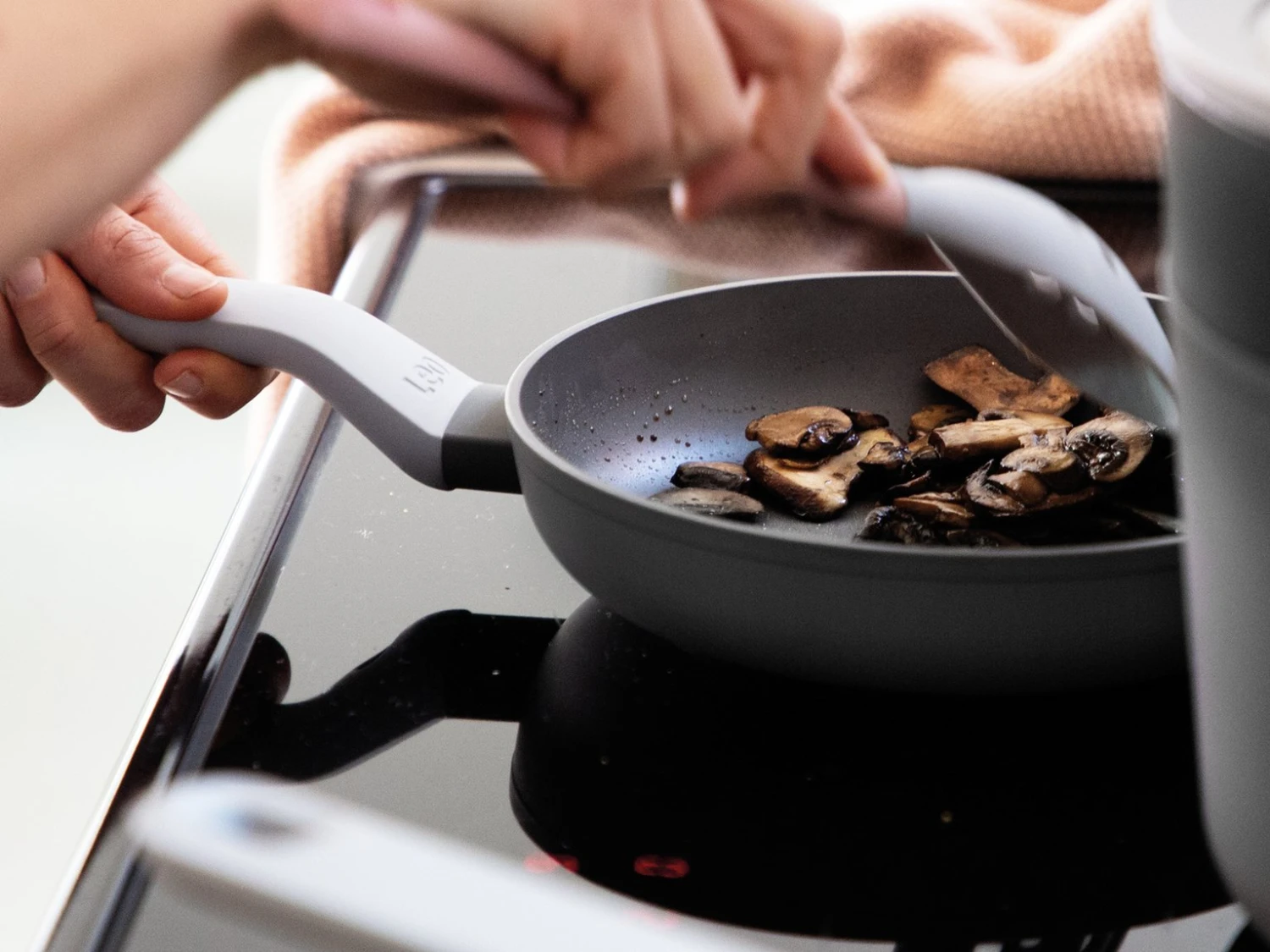 BergHOFF Leo 28cm Non Stick Frying Pan 4 BergHOFF Leo 28cm Non Stick Frying Pan - Image 2