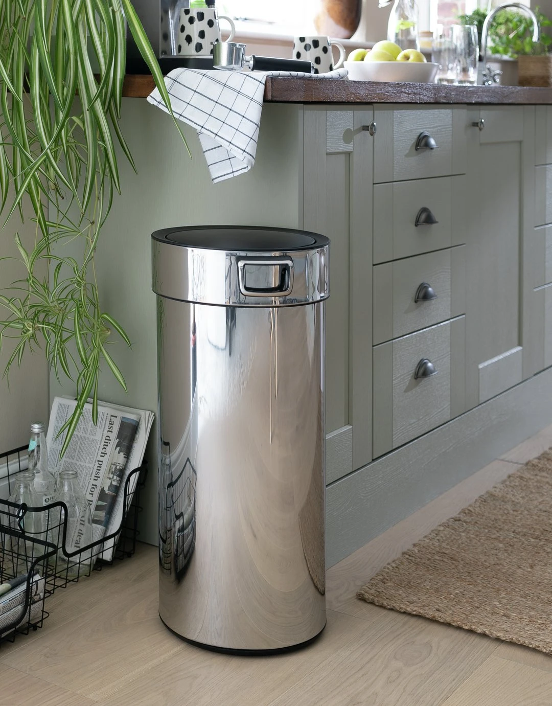 Habitat 30 Litre Round Touch Op Bin - Silver 4 Habitat 30 Litre Round Touch Op Bin - Silver - Image 2