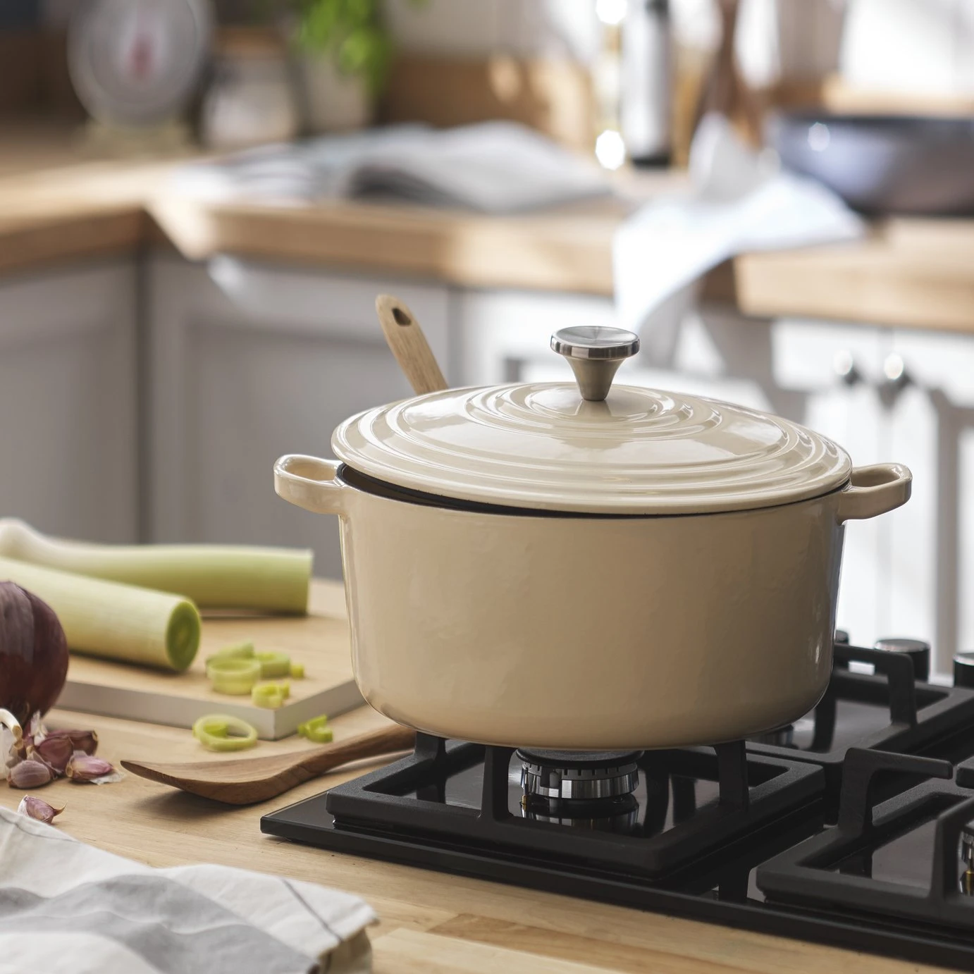 Habitat 4.70 Litre Cast Iron Oval Casserole Dish - Cream 4 Habitat 4.70 Litre Cast Iron Oval Casserole Dish - Cream - Image 2